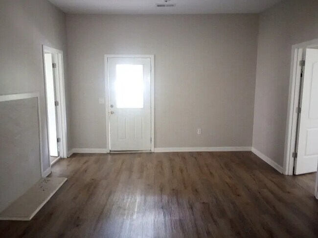 Building Photo - 3 Bedroom 2 Bathroom