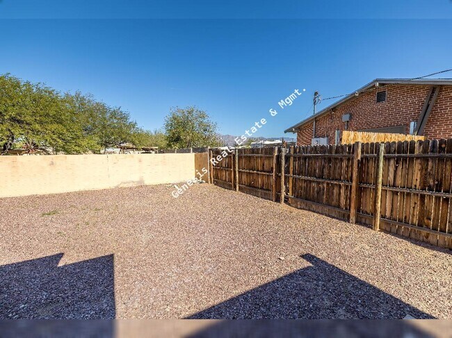 Building Photo - 3211 E Edison St