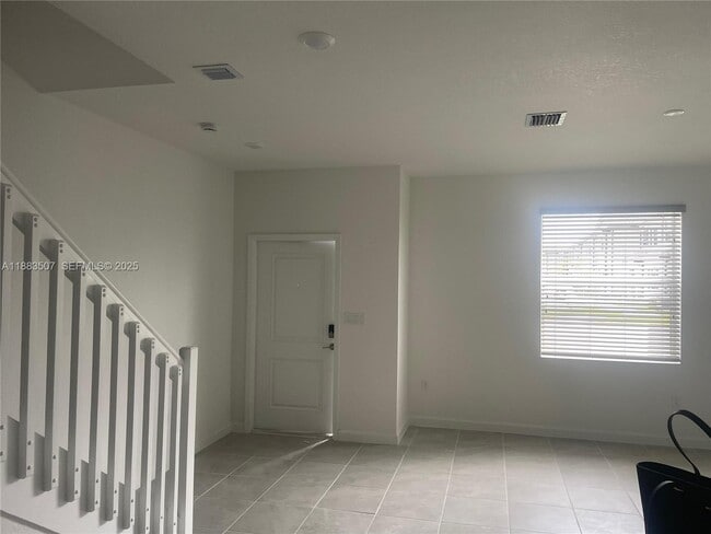 Building Photo - 204 10th Ct