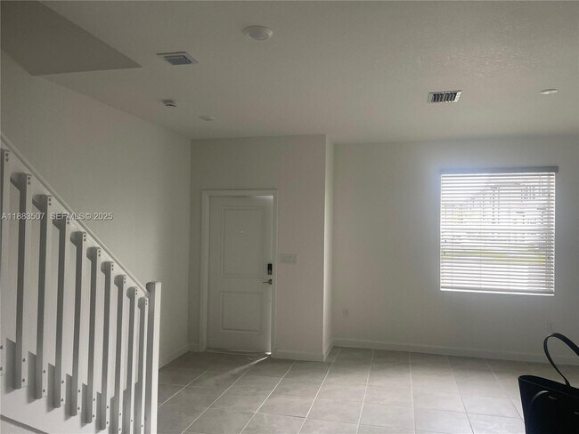 Building Photo - 204 SE 10th St