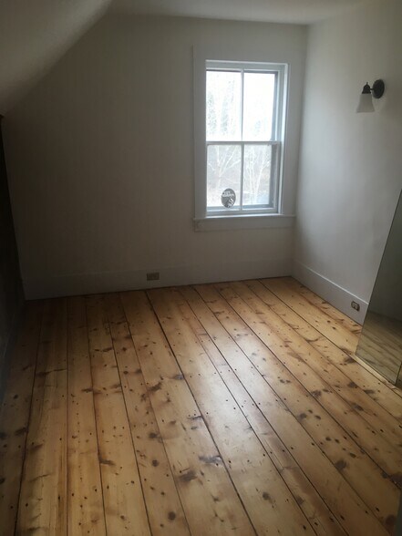Small bedroom - 468 Union St