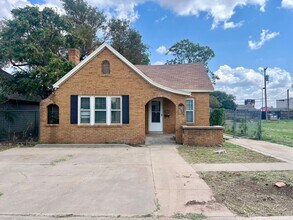 Building Photo - 6 month lease available One Block from Texas Tech