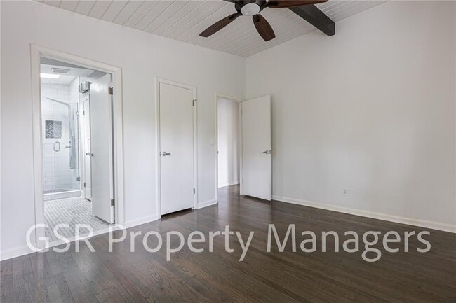 Building Photo - 2026 N Akin Dr NE