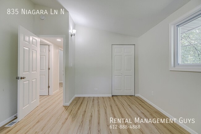 Building Photo - Stunning 4 Bedroom Home! Wayzata School District!