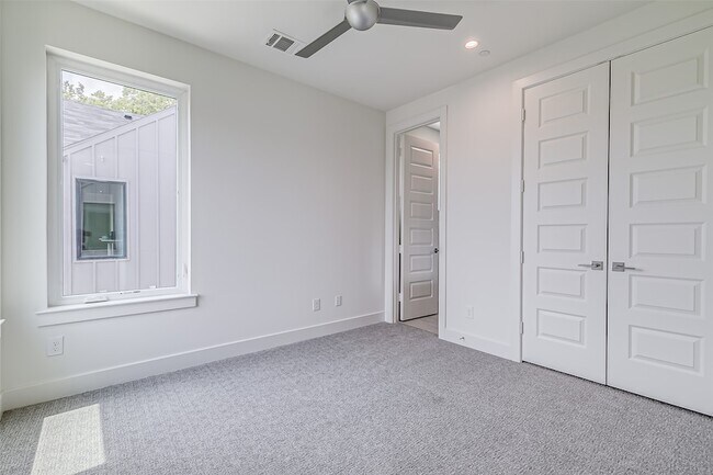 Building Photo - 6028 Lewis St