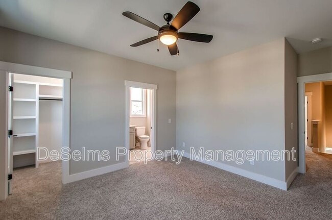 Building Photo - 2061 Oakwood Avenue