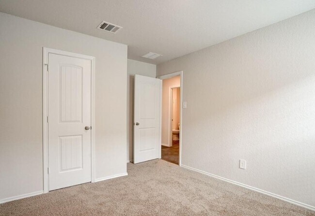 Building Photo - 121 Roanwood Dr