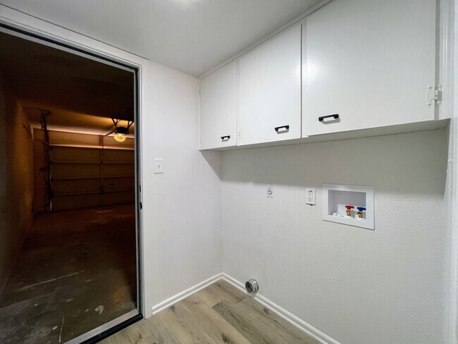 Building Photo - Cozy?Charm Meets Modern Luxury – Your Perfect Lamesa Retreat!