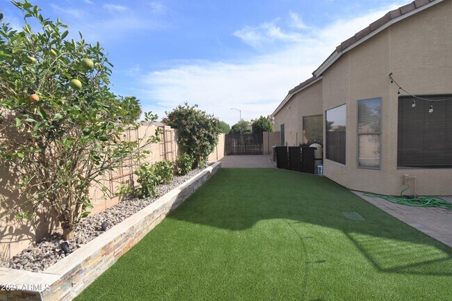 Building Photo - 768 E Irma Ln