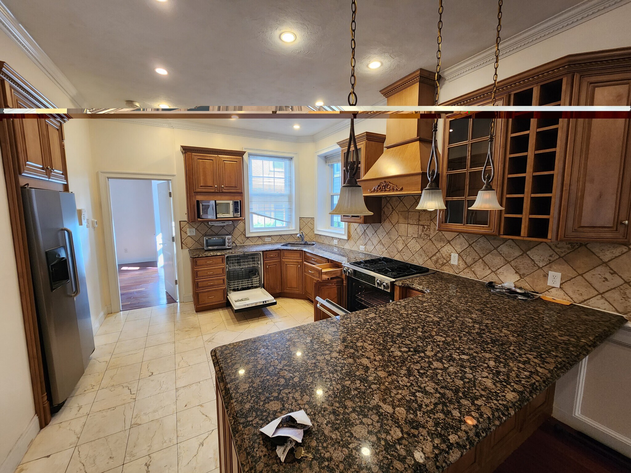 Building Photo - 566 E 5th St