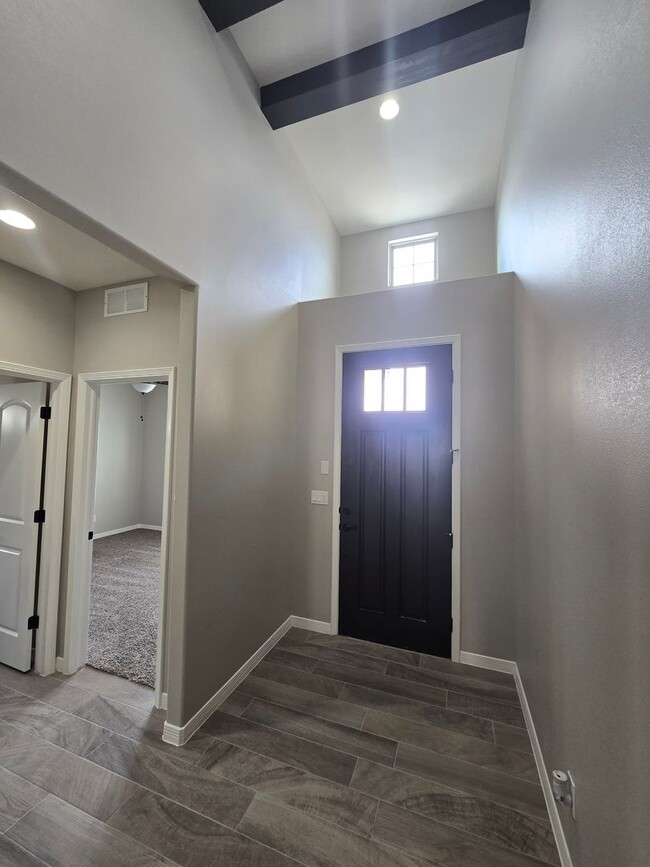 Building Photo - LUXURIOUS EASTSIDE HOME FOR RENT