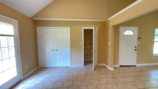 Building Photo - Renovated 2 Bedroom 2 Bath Home for Rent!