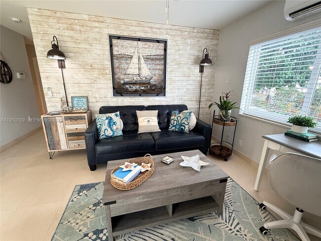 Building Photo - 1705 N Riverside Dr