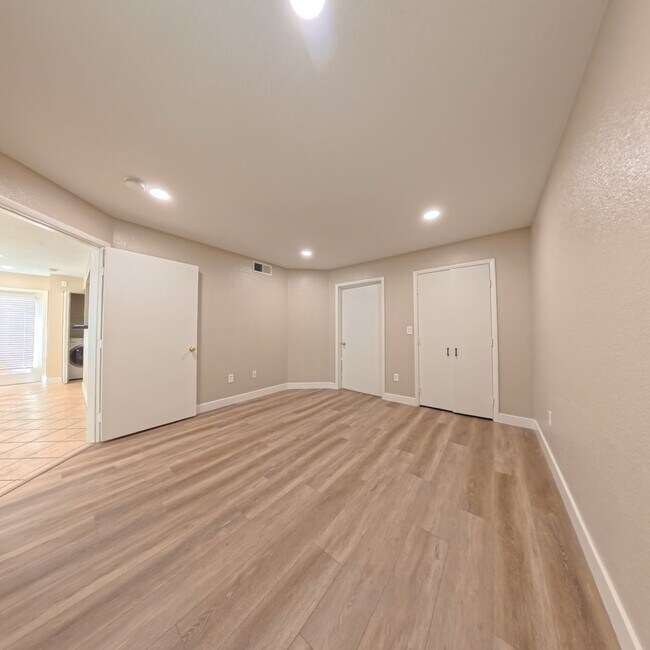 Building Photo - BEAUTIFULLY UPDATED 2 BED 2 BATH CONDO IN ...