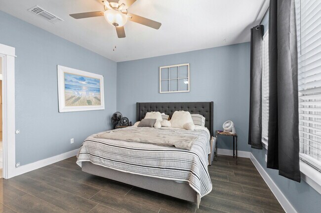 Building Photo - 525 Compania Cove