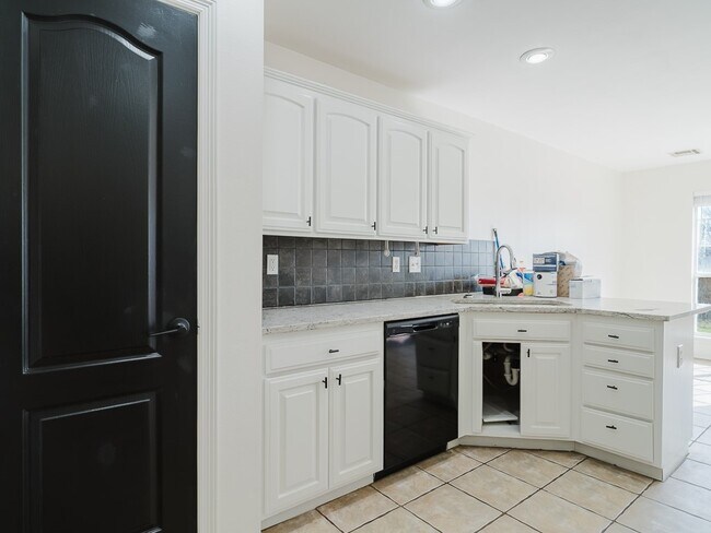 Building Photo - 2309 SW Primrose Ave