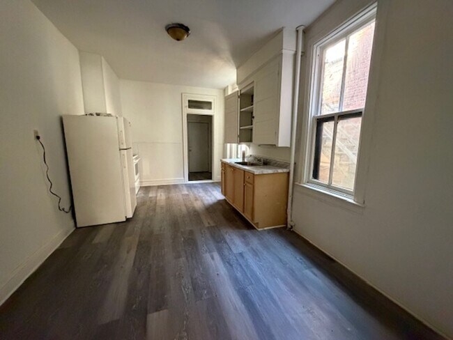 Building Photo - 347 E King St