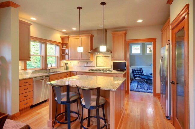Building Photo - Stunning 5 bedroom Kirkland Home