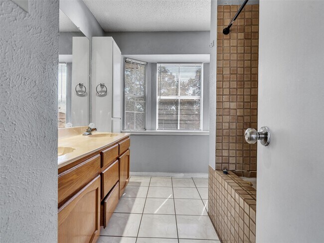 Building Photo - 10919 Pigeonwood Dr