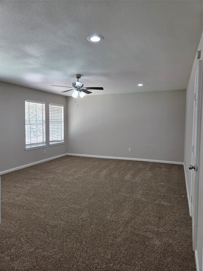 Building Photo - 592 River Plantation Dr