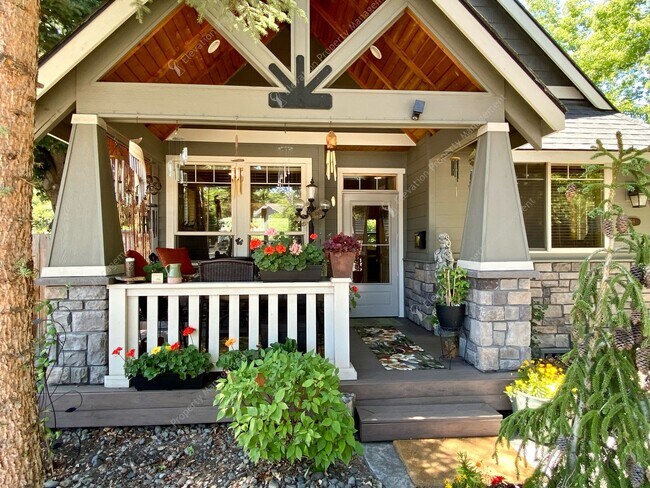 Building Photo - *Coming Soon* Charming Old Bend Rental | 3...
