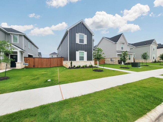 Building Photo - Spacious 4/BR 2.5/BA Retreat with Fenced Y...