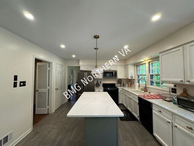 Building Photo - 10205 Daylily Ct