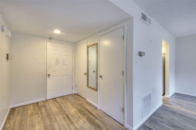Building Photo - 475 Mount Vernon Hwy NE