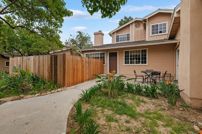 Building Photo - Fully Remodeled East Side Townhome – Furnished & Move-In Ready!