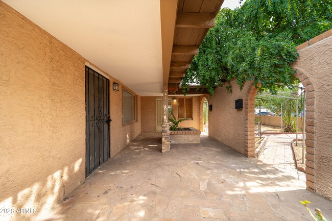 Building Photo - 2416 E Clarendon Ave