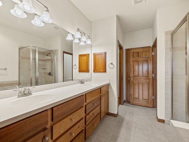 Building Photo - Exceptionally Spacious in the Pointe!