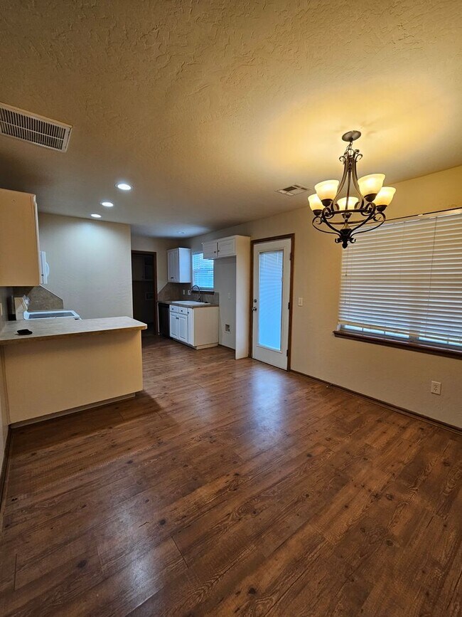 Building Photo - (4) Bed/(2) Bath in Moore w/ Shelter Avail NOW! Pets Negotiable!