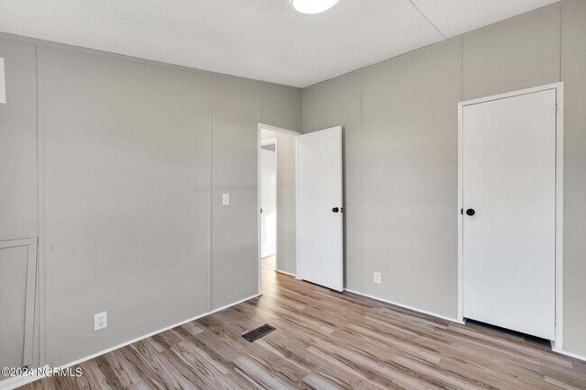 Building Photo - 185 Paradise Ln