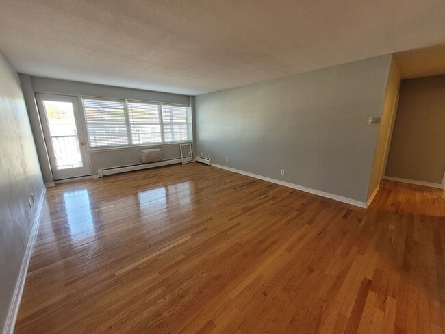 Building Photo - Prime Location 1BR with Luxe Finishes & Amenities - Available August 1st!