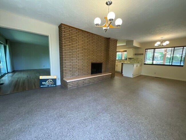Building Photo - 4 bdrm 3 bth plus a Den/office Home 2 Car ...