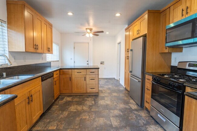 Building Photo - 6765 Lemon Ave