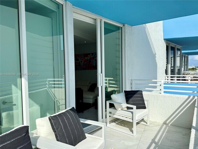 Building Photo - 225 Collins Ave