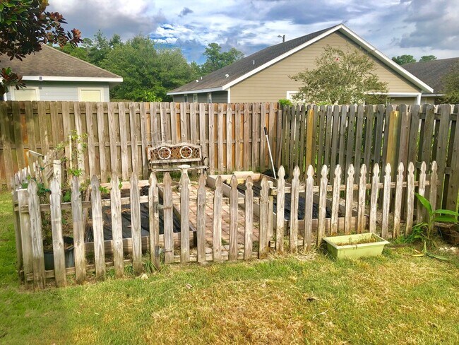 Building Photo - 4BR/2BA in Sorrento with large, fenced-in ...