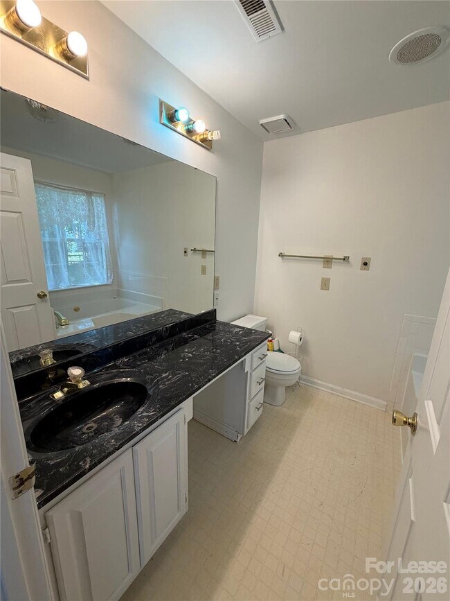 Building Photo - 900 Gretna Green Dr
