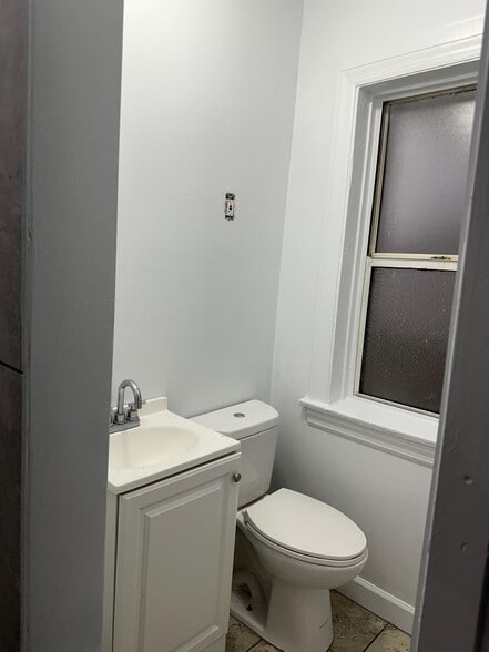 Building Photo - 5666 N Ridge Ave