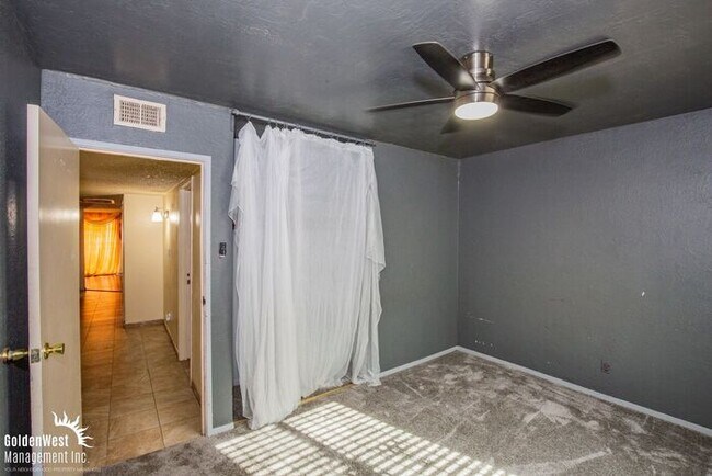 Building Photo - Comfortable 4Bdm 2Ba Home with Fenced Front Yard in Las Vegas! - MI Special