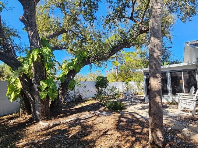 Building Photo - 272 Loyola Rd