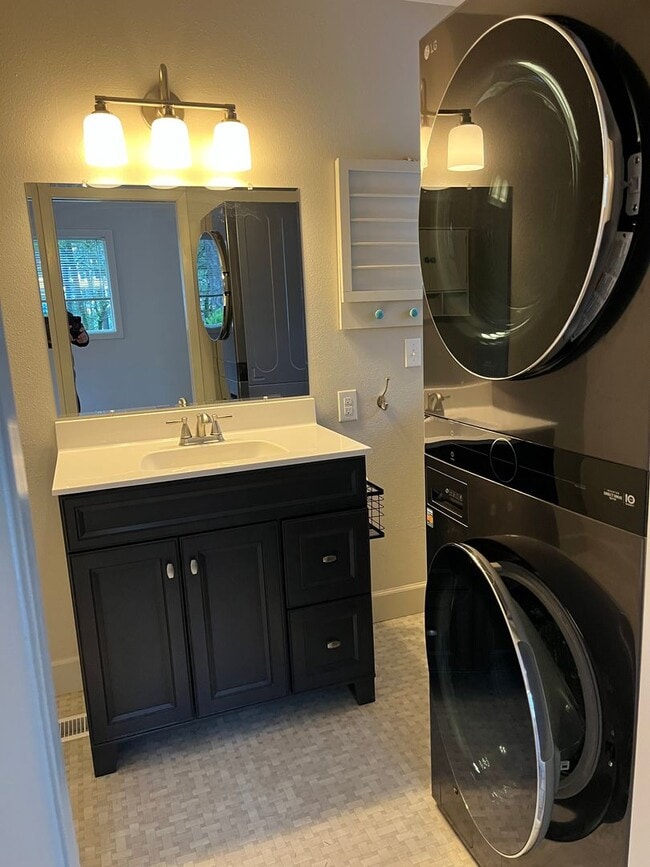 Building Photo - Beautiful Large 1 Bedroom Apartment in McMinnville