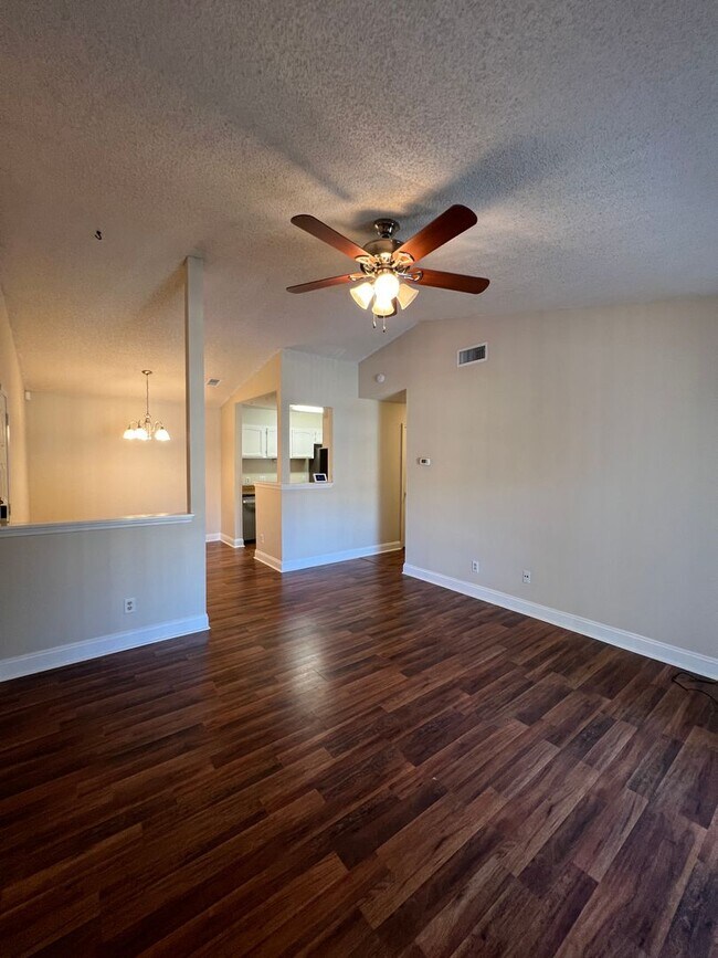 Building Photo - 2 Bedrooms w/ Scenic View