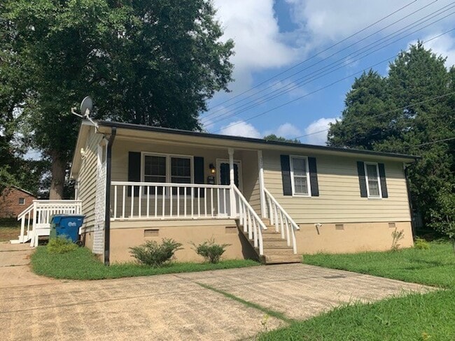 Building Photo - Darling Three Bedroom Home in Mount Holly NC!!