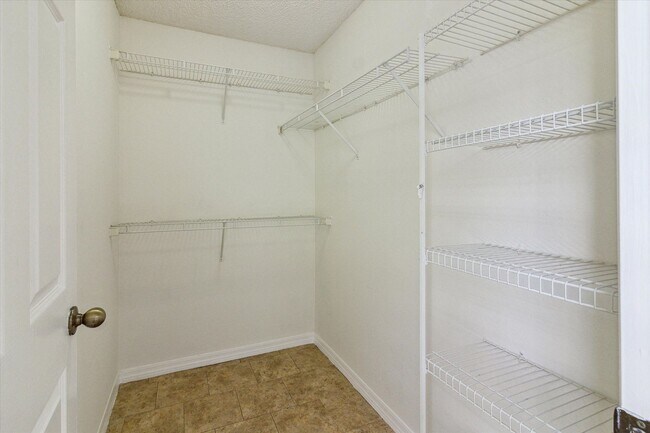 Building Photo - 1999 Summer Club Dr