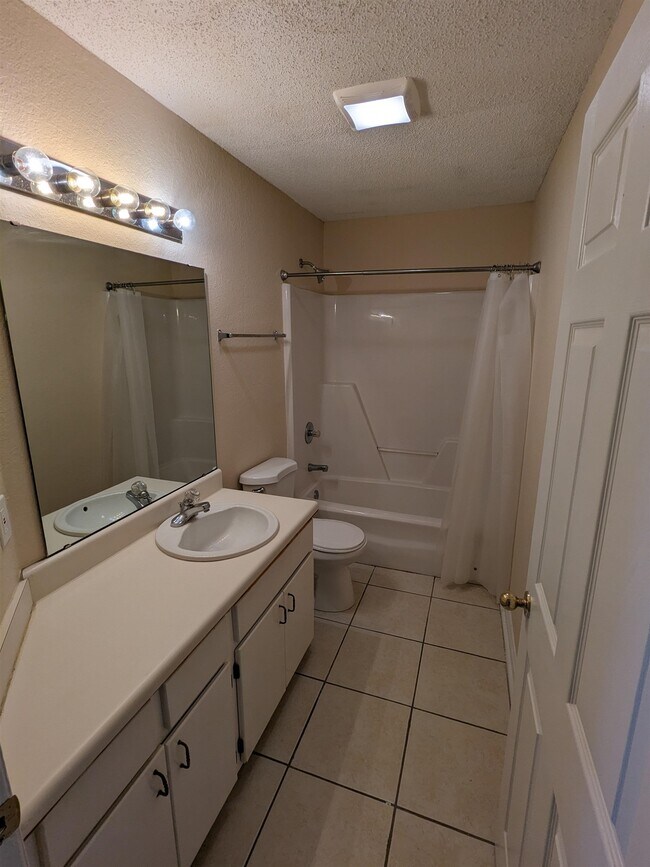 Building Photo - 3412 Daylily Ln