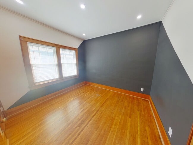 Building Photo - 334 S Estelle St