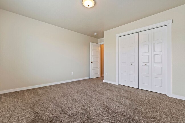 Building Photo - Available Now! 4b/2b Meridian Home
