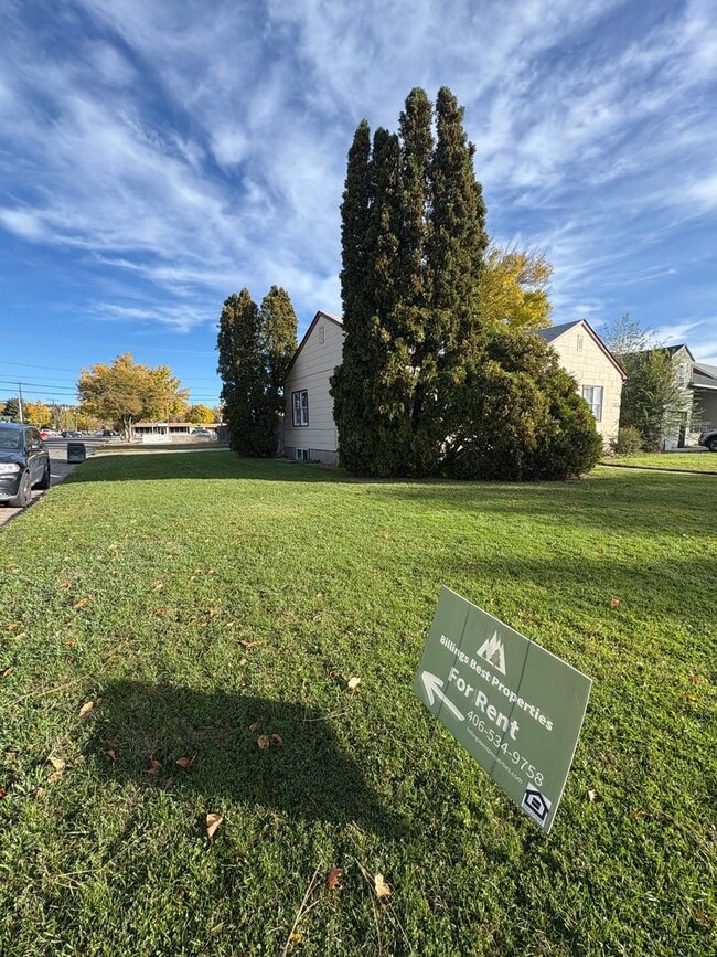 Building Photo - Centrally located 2 bed 1 bath upper level...